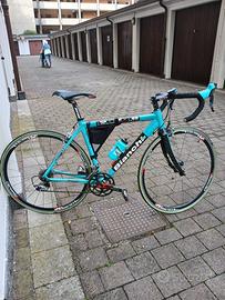 Bici Bianchi da corsa in fibra di carbonio