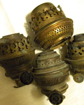 Ricambi per lumi a petrolio.