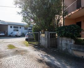 Casa con fabbricati accessori - R-3270