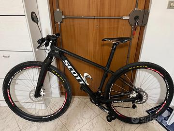 Bicicletta mountain bike in carbonio