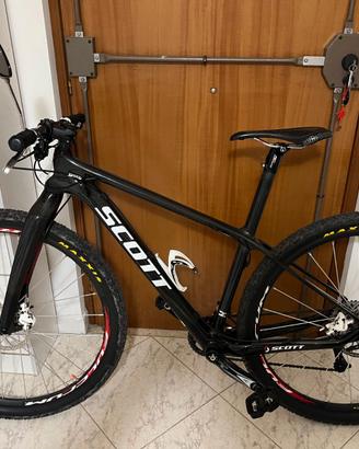 Bicicletta mountain bike in carbonio