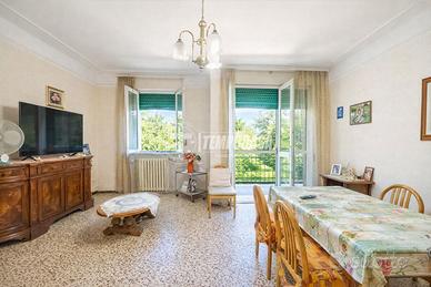 QUADRILOCALE DI AMPIE METRATURE CON DOPPI SERVIZI