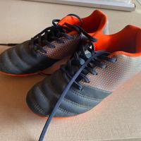 Scarpe con tacchetti 32