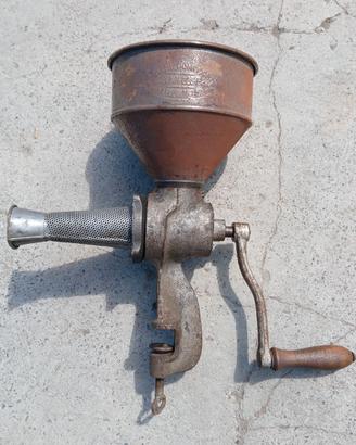 Macchina spremi pomodori d'epoa