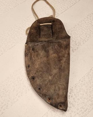 Fodero in pelle antico per coltello o utensile