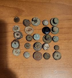 Lotto di 24 bottoni vintage da identificare 