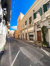 Ribassato ampio locale con destinazione mista