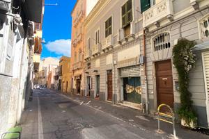 Ribassato ampio locale con destinazione mista