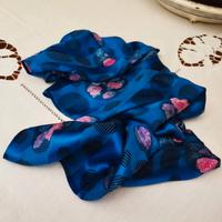 Sciarpa in seta blu con fiori rosa