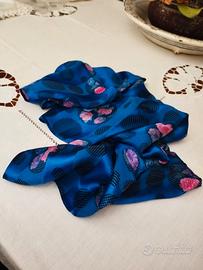 Sciarpa in seta blu con fiori rosa