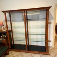 Libreria in radica e vetro