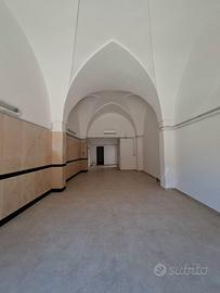 Locale commerciale in punto strategico