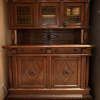 Credenza a doppio corpo, inizi 900, in noce.