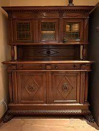 Credenza a doppio corpo, inizi 900, in noce.