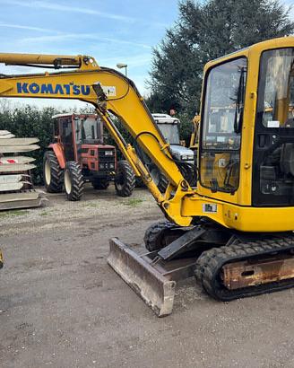 KOMAT'SU PC27R + 2 Benne