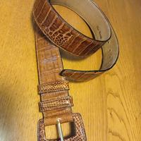 Cintura in pelle di coccodrillo.