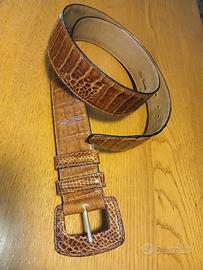 Cintura in pelle di coccodrillo.