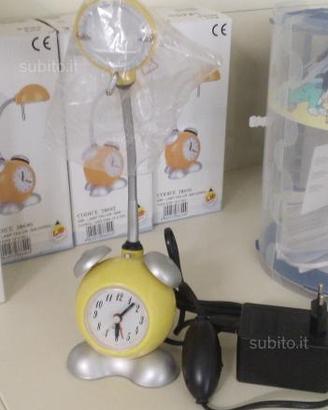 Lampada da tavolo con orologio sveglia