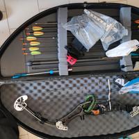 Arco compound con frecce e stabilizzatore e mirini