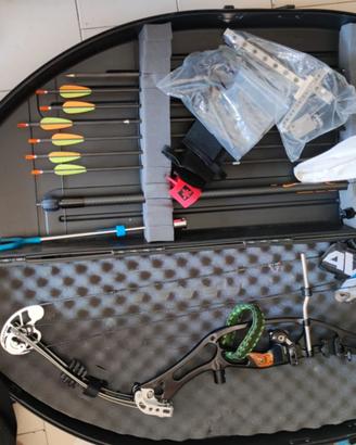 Arco compound con frecce e stabilizzatore e mirini
