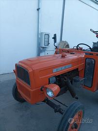 trattore agricolo con rimorchio 