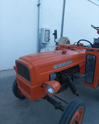 trattore agricolo con rimorchio 