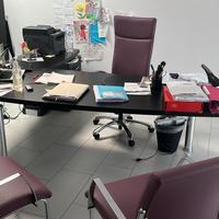 Scrivania, poltrona e sedie studio professionale