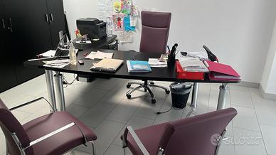 Scrivania, poltrona e sedie studio professionale