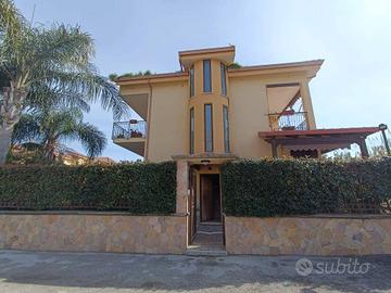Villa di 370 m² con più di 5 locali a Giugliano in