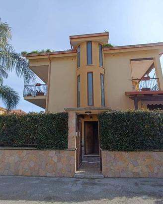 Villa di 370 m² con più di 5 locali a Giugliano in