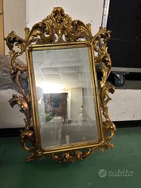 Specchiera in legno lavorato dorato