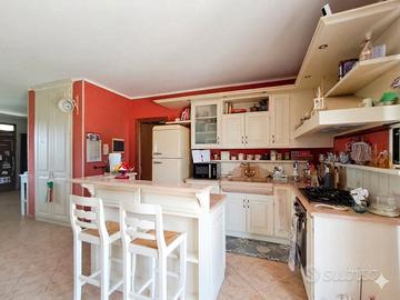 Cucina con isola completa di elettrodomestici