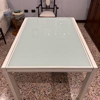 Tavolo con ripiano in vetro