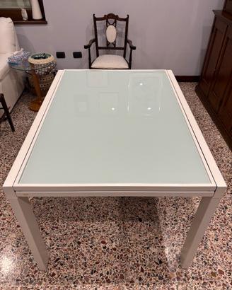 Tavolo con ripiano in vetro
