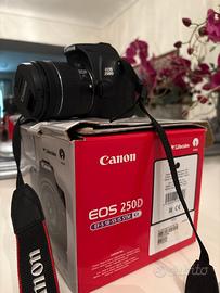 Canon EOS 250D + Kit Obiettivo EF-S 18-55mm IS STM