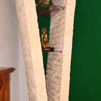 Colonna in pietra fossile con mensole in cristallo