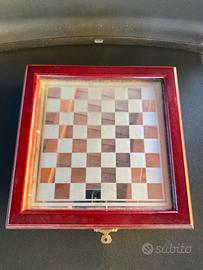 Scacchiera con scacchi in ventro
