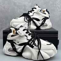 Scarpe fashion da uomo e donna con suola alta
