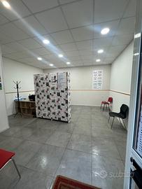 Locale commerciale con bagno