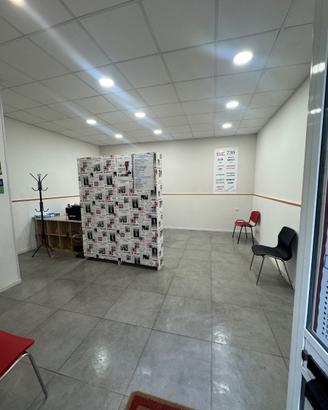 Locale commerciale con bagno