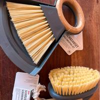 2 spazzole per la casa