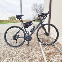 bicicletta da corsa e gravel 