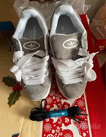 Campus grigie scamosciate