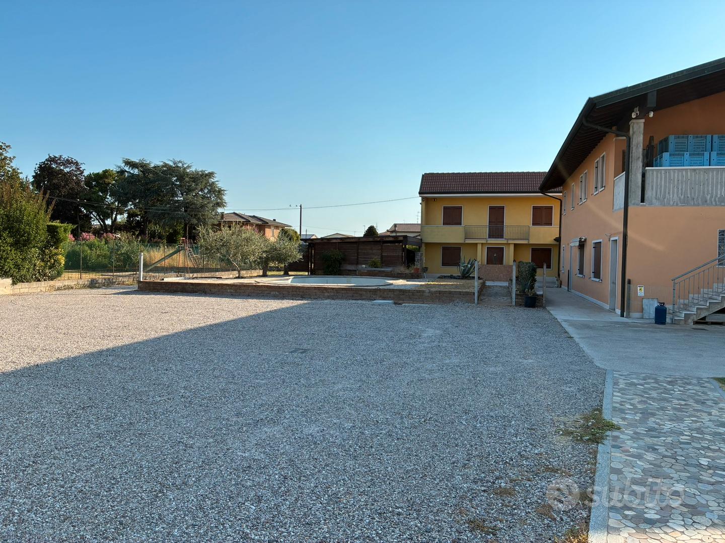 Casa con corte di proprietà' e rustici - Altro