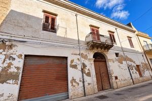 Casa indipendente con ampia corte