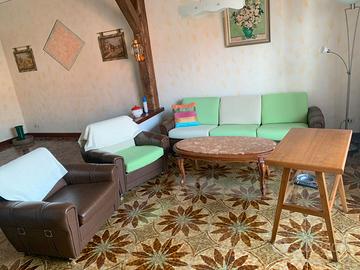 Divano con n. 2 poltrone + tavolino + tavolo TV.