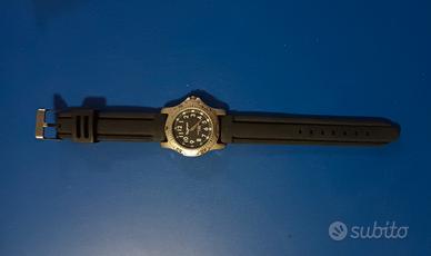 orologio inox  resistente  5 atmosfere all'acqua 