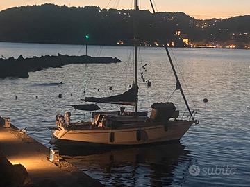 Natante a vela, pronta alla boa