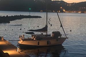 Natante a vela, pronta alla boa