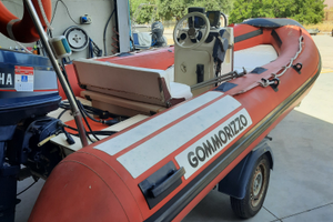 Gommone con motore e carrello